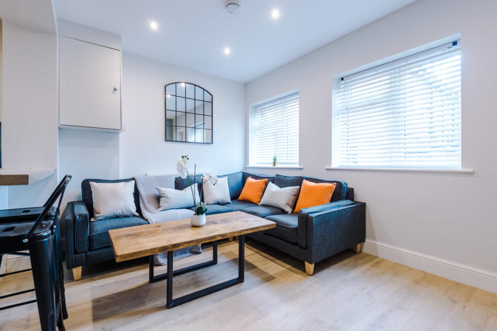 10 Holcombe Road, Manchester, M14 - View 2