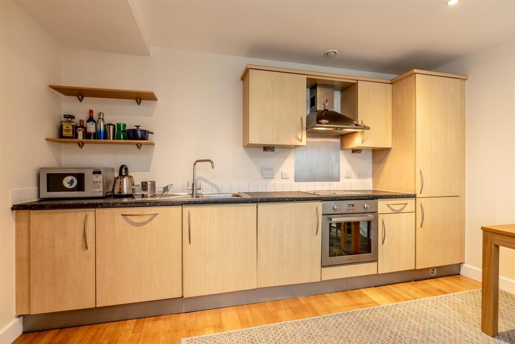 46 Hamilton Court, Montague Street photo 2