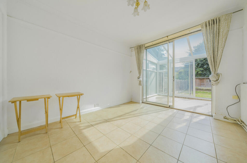 House in London - View 2