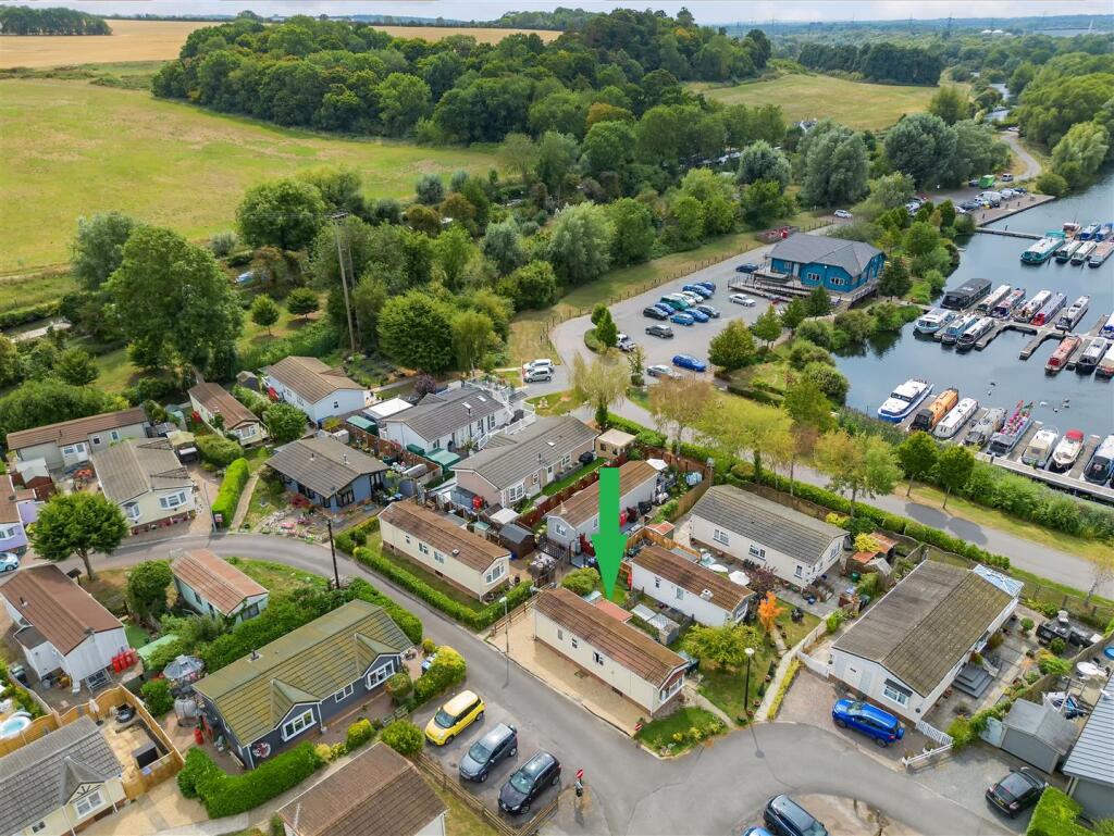 Full Time Residence: Roydon Marina Village photo 4