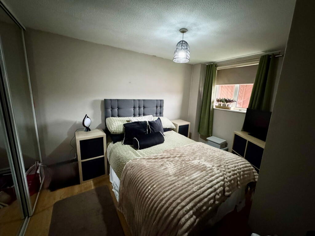 Goldings Court, Kennington, TN24 photo 4