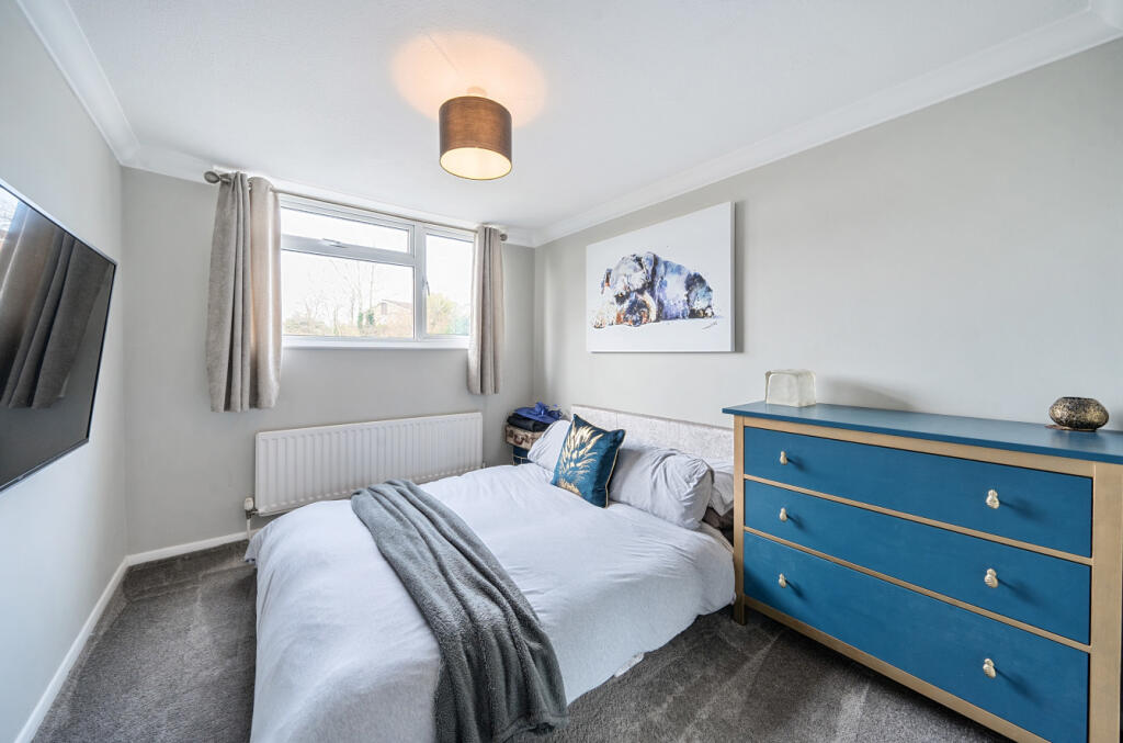 House in Waverley, Heath End, Farnham - More