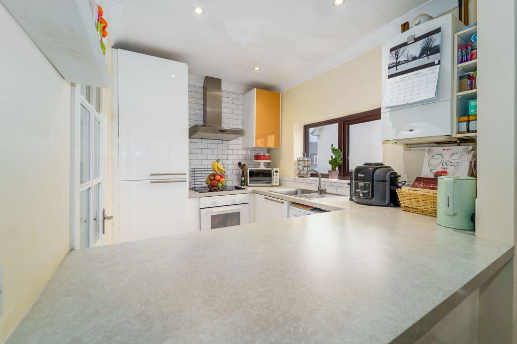 Victoria Road, Addlestone, KT15 - More