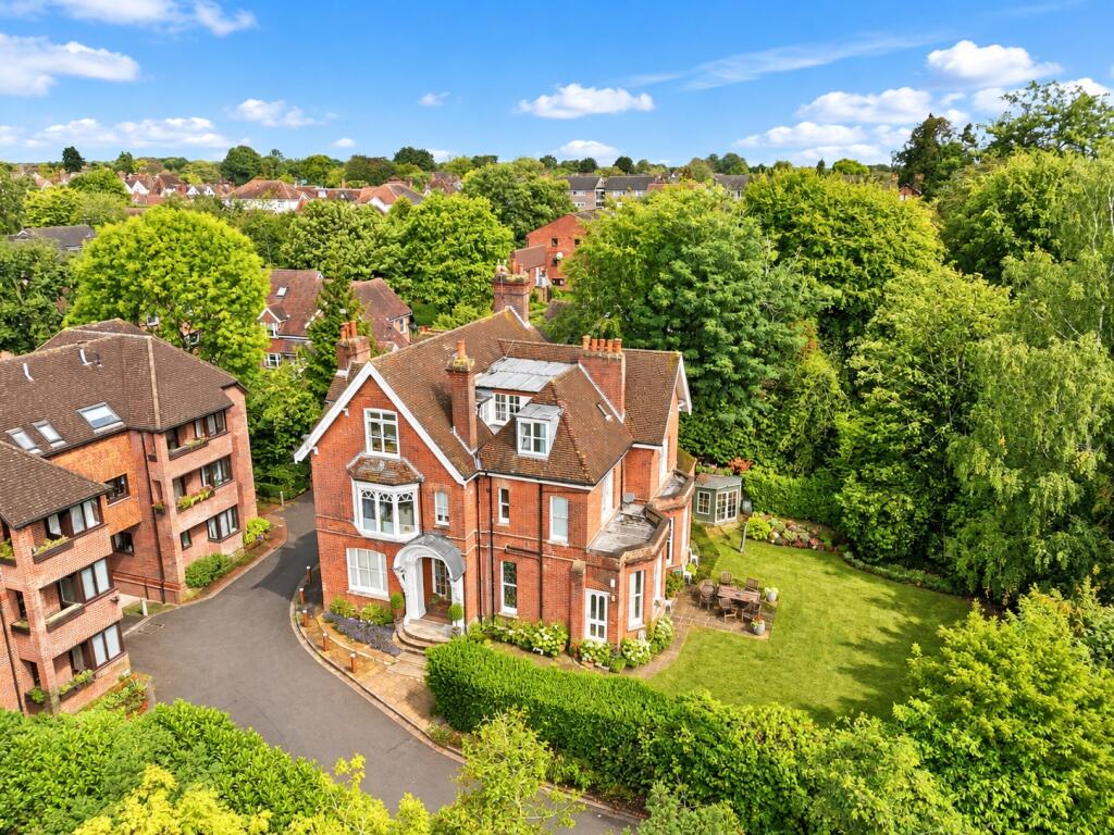 1-bed flat on Ramsey Lodge Court, Hillside Road, St. Albans, Hertfordshire, AL1, £300,000