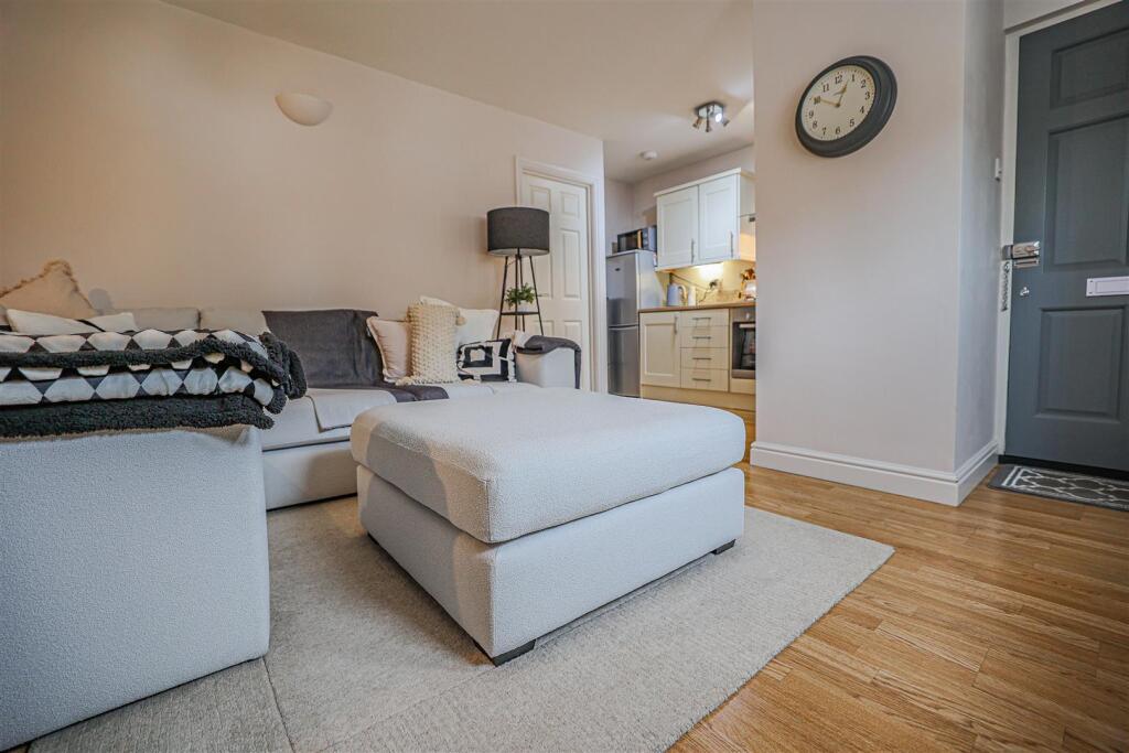 Apartment in Dacorum, Hertfordshire - View 2