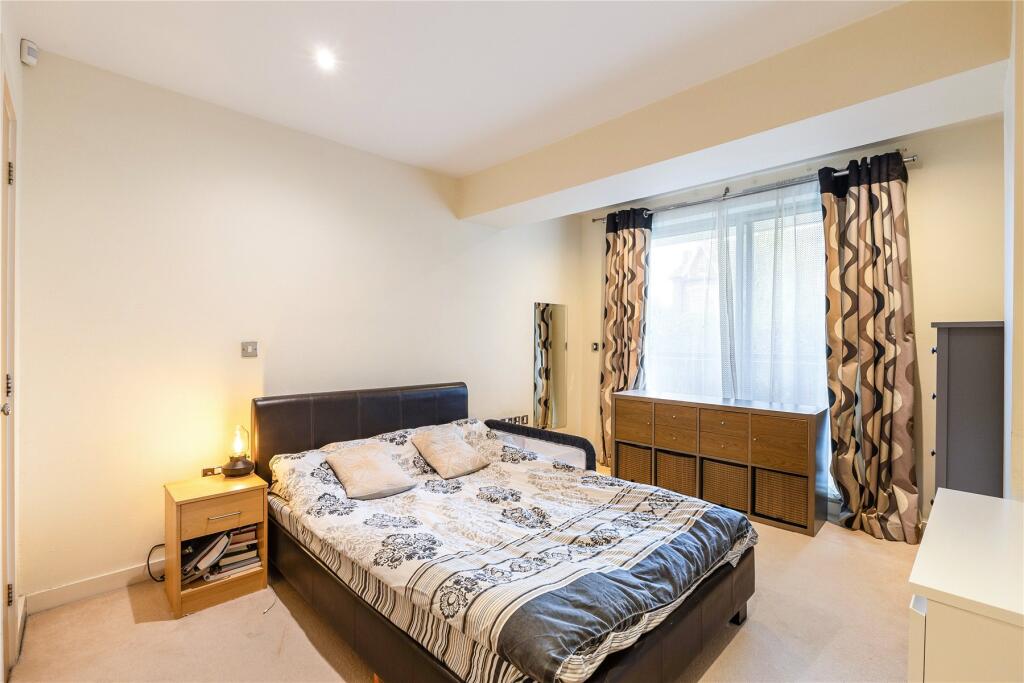 Apartment in London, Raynes Park - More