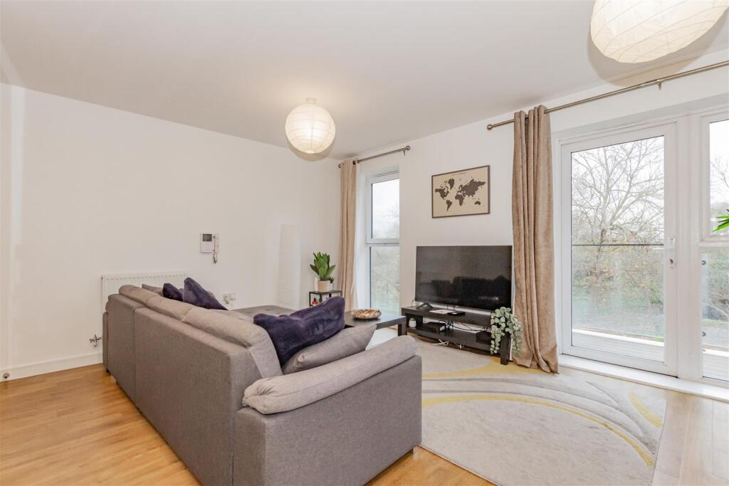 Alcock Crescent, Crayford photo 2