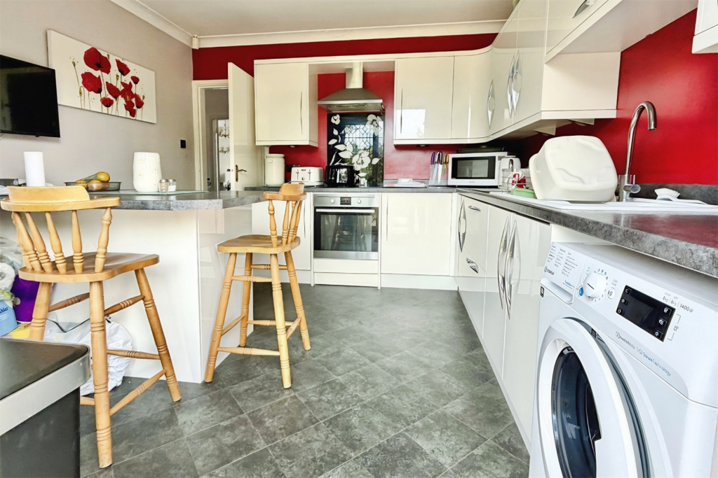 9 Rivergreen Crescent, Bramcote, NG9 3EQ - View 2