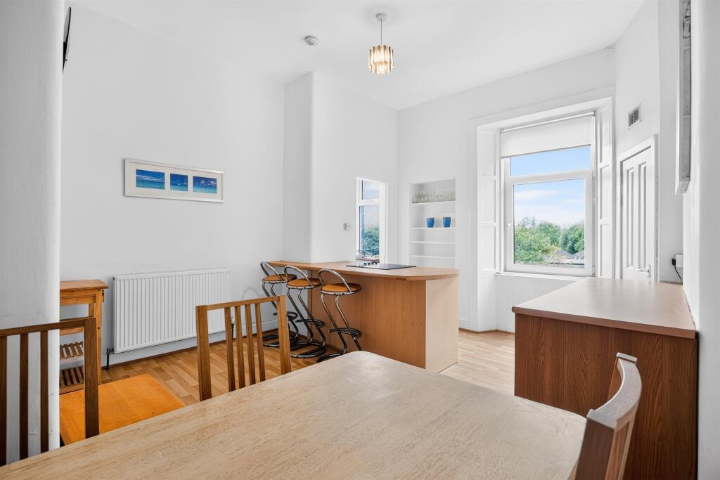 Apartment in Paisley, Renfrewshire - More
