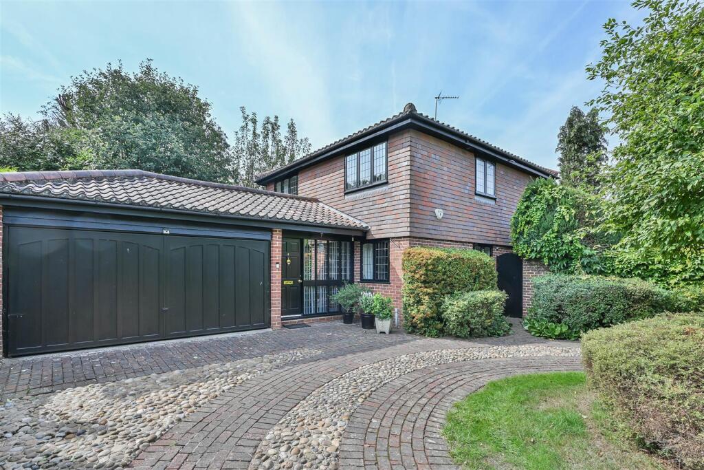 4-bed detached on Oxford Court, Warley, Brentwood, £950,000