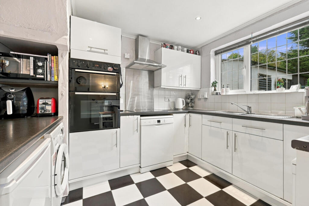 Stonehill Road, Leigh-on-sea, SS9 photo 3