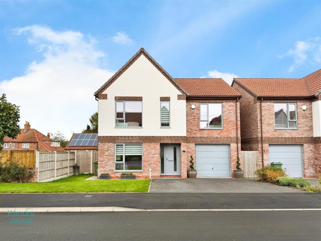 4-bed detached on Knights Walk, Sutton - cum - Lound, Retford, £425,000