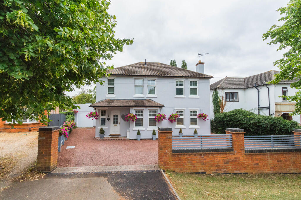 4-bed detached on Finedon Road, Irthlingborough, £550,000