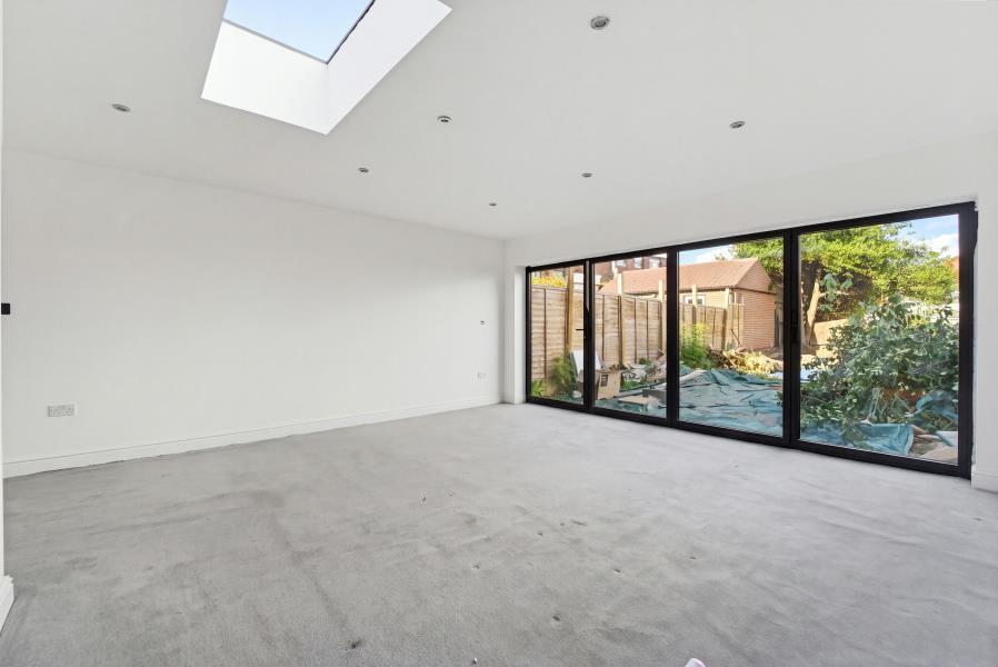 Clifton Road, UB6 photo 2