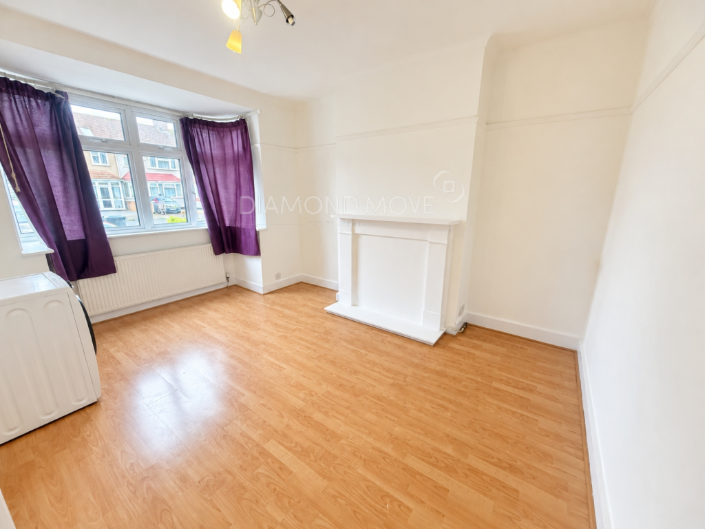 Taunton Avenue, Hounslow, TW3 - More