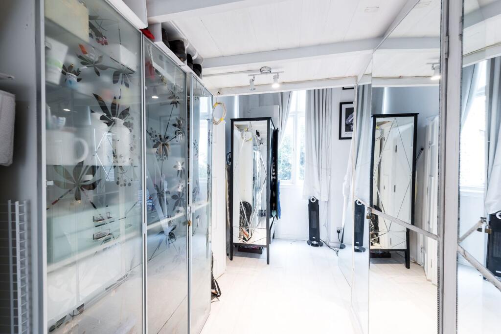 Apartment in London, South Kensington - More