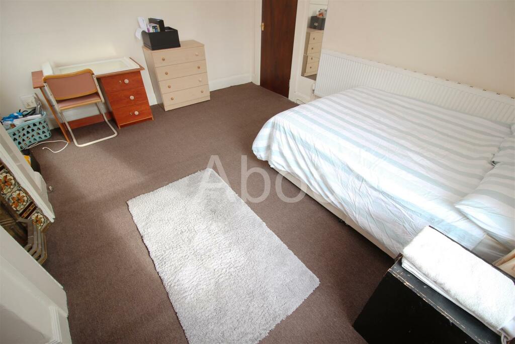 House in Leeds, West Yorkshire - View 5