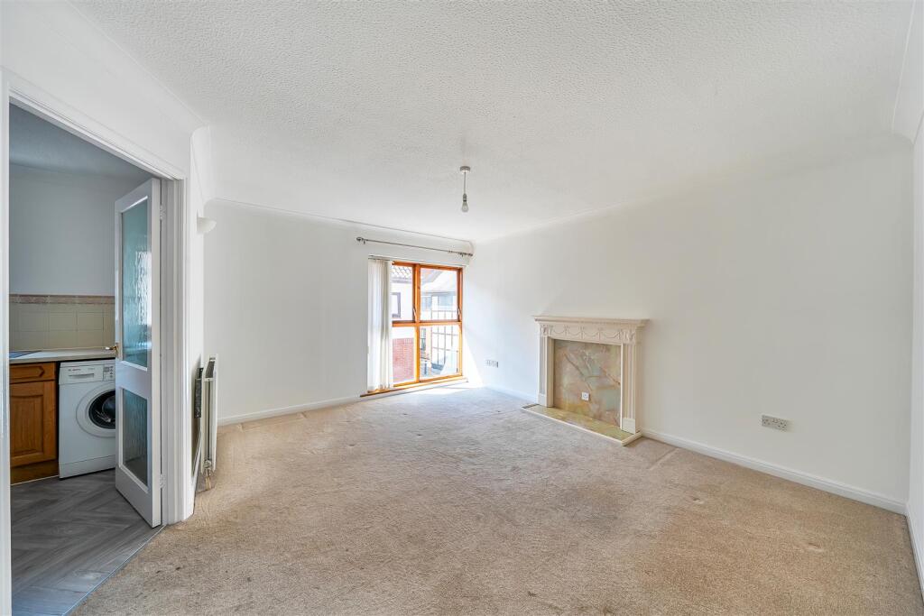 Apartment in Wimborne Minster, Dorset - View 4