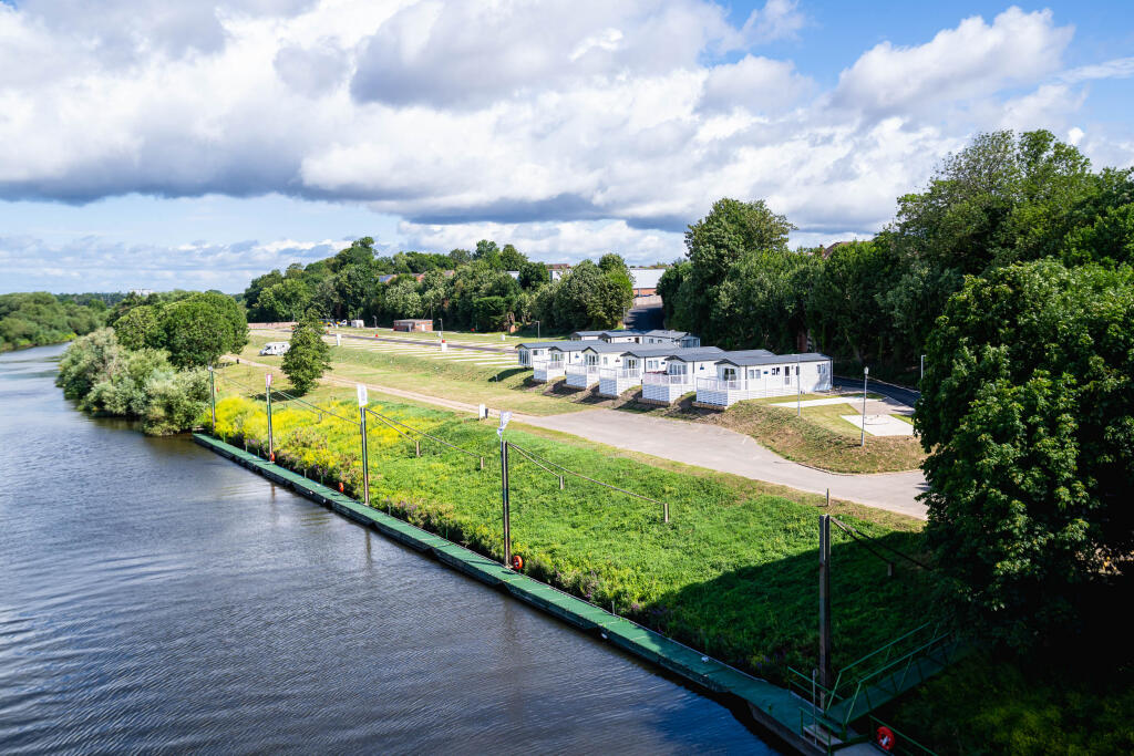 Two Bed Regal Retreat (36x12), Ketch Caravan Park, Broomhall, Worcester, Worcestershire, WR5 3HW photo 2