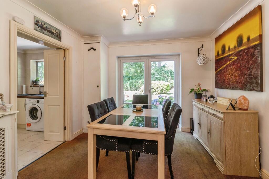 House in Basildon, Billericay - More