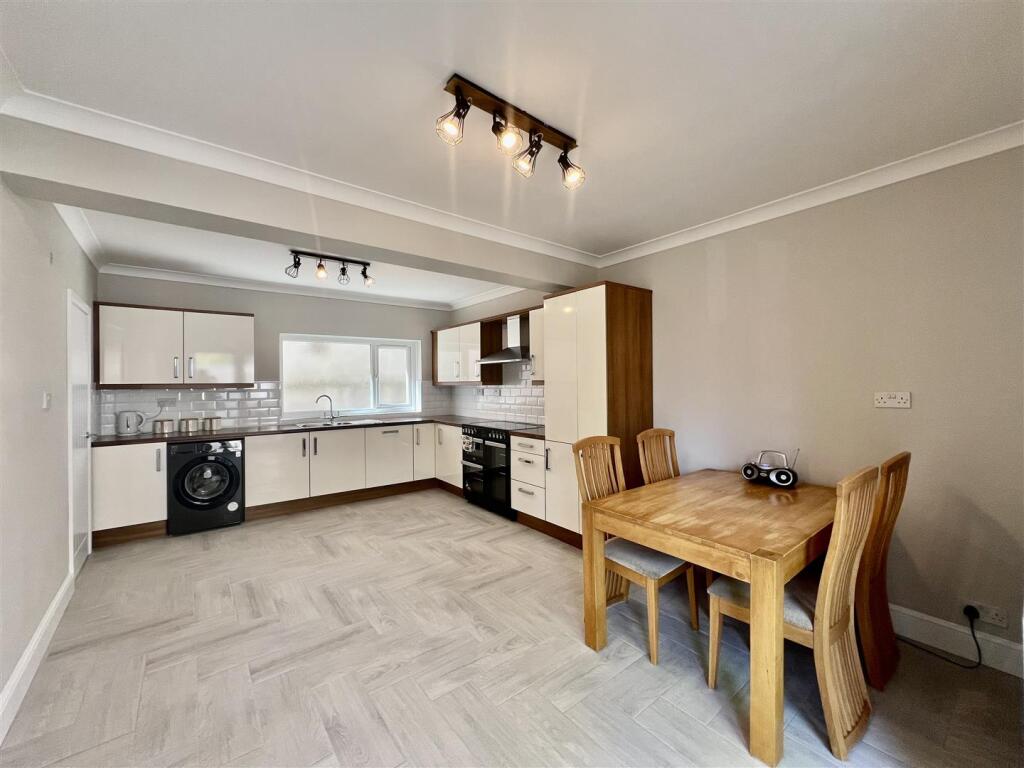 House in Brynaman, Brynaman Uchaf, Cwarter Bach - View 3