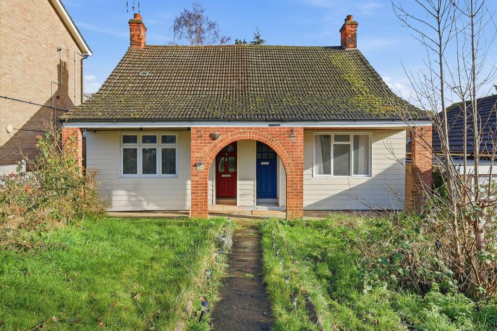 2-bed bungalow on RECTORY ROAD, Grays, £325,000