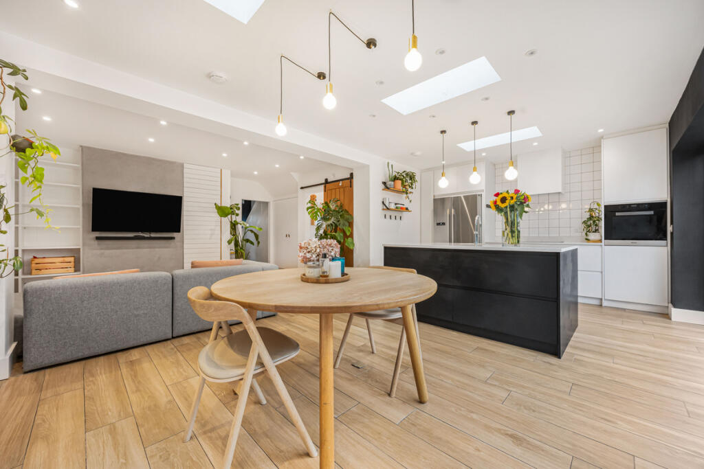 House in Flackwell Heath, Chepping Wycombe - More