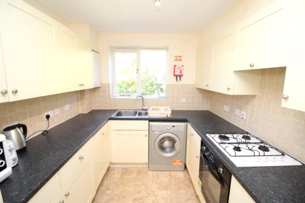 Nightingale Shott, Egham, Surrey, TW20 photo 2