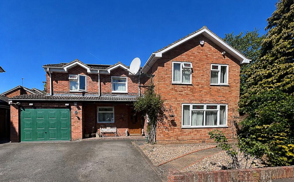 Main image of property: Beaufort Close, Aylesbury, HP21