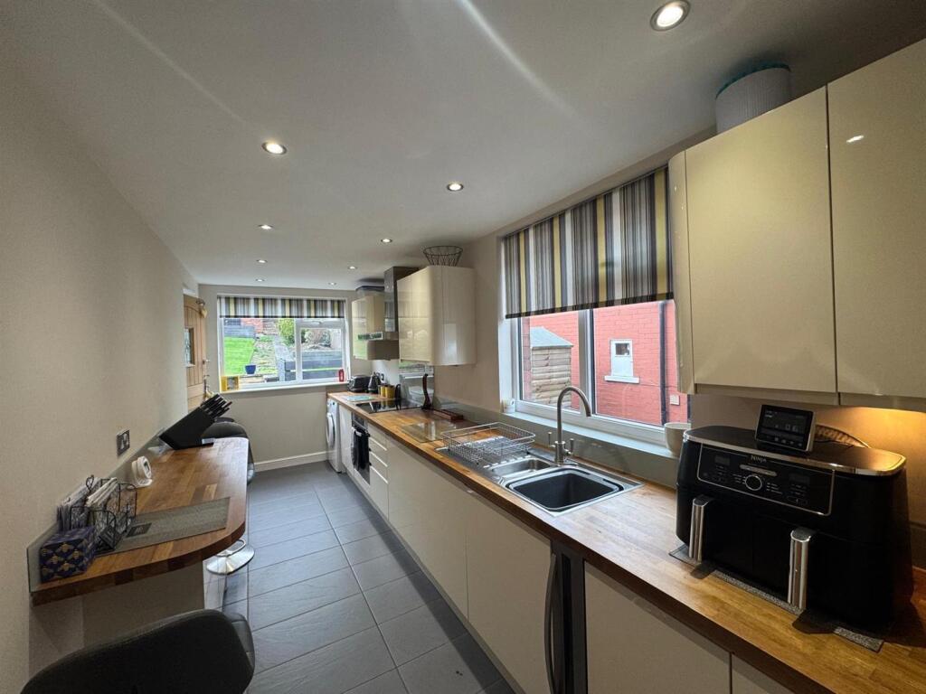 Bradford Road, Cleckheaton - View 4