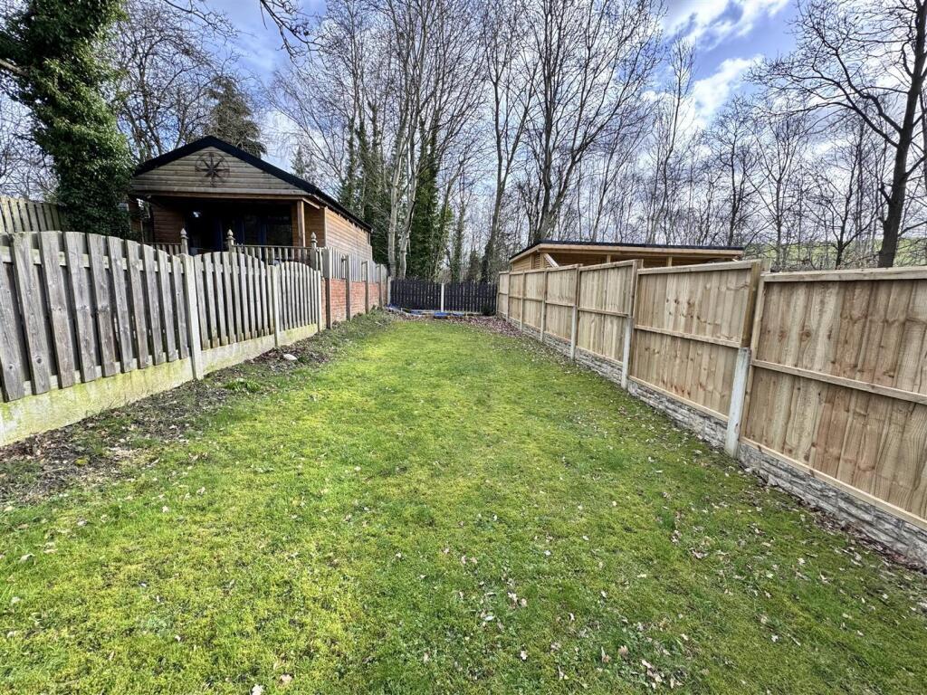 231 Spark Lane, Mapplewell, Barnsley, South Yorkshire S75 6AF photo 4