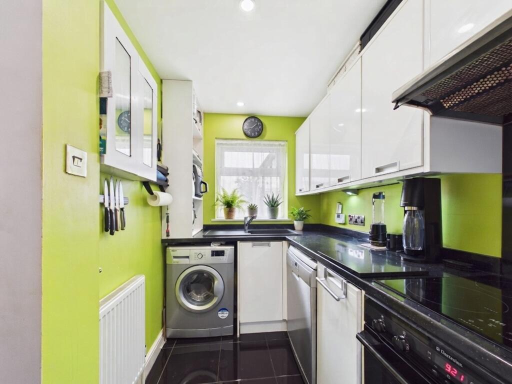 Montrose Close, Whitehill, Bordon, Hampshire, GU35 photo 4