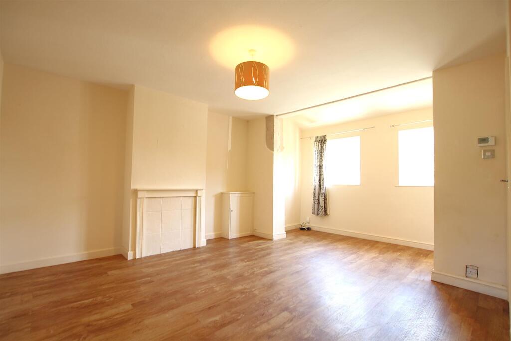 House in Northampton, West Northamptonshire - View 2