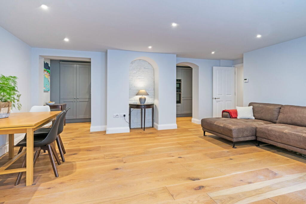 Apartment in Tunbridge Wells, Kent - View 3