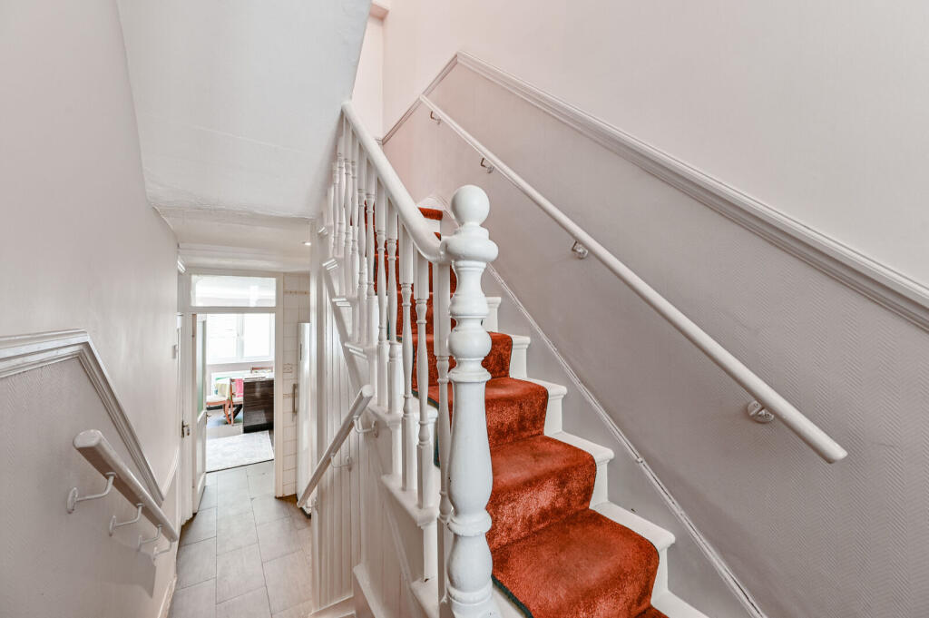 Elfort Road, Arsenal, London, N5 - View 3