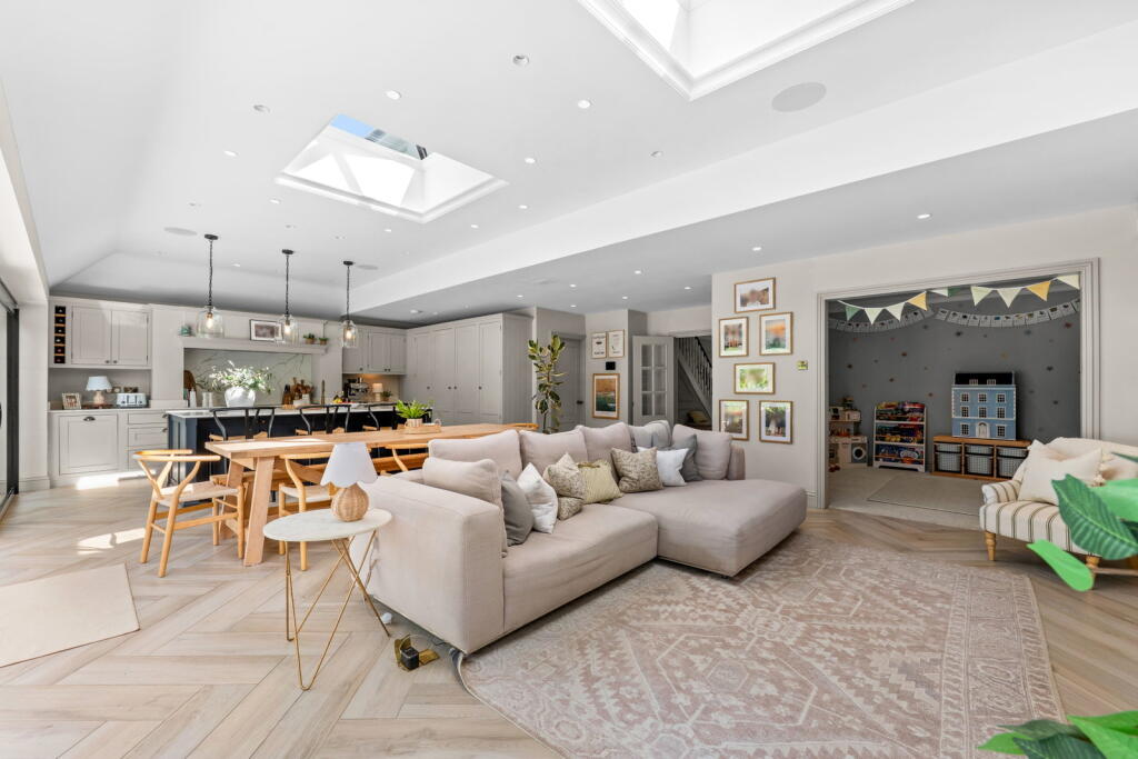 House in Kingston upon Thames - More
