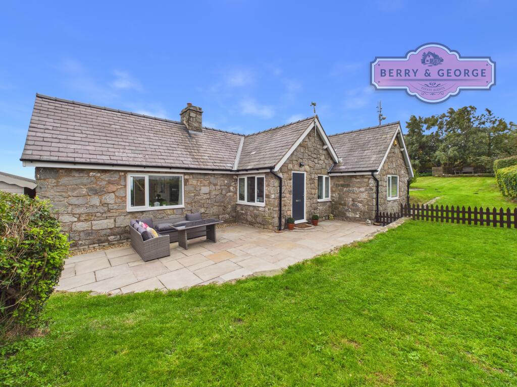2-bed detached on Tir Y Fron Lane, Pontybodkin, Flintshire, £425,000