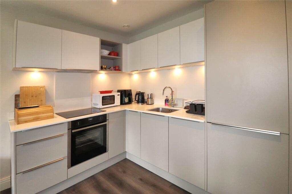 Apartment in Woking, Surrey - View 4