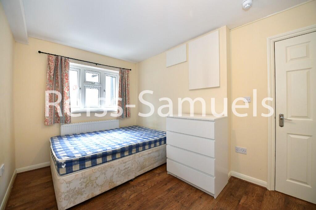 5 bedroom semi-detached house for rent