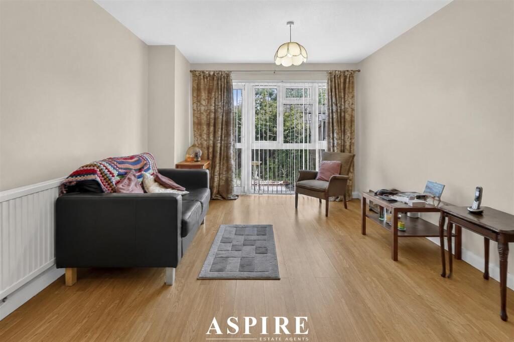 **CHAIN FREE** Sandon Road, Basildon photo 4