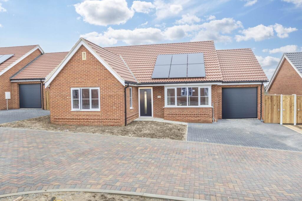 3-bed bungalow on Saint Georges Drive, Brundall, £550,000