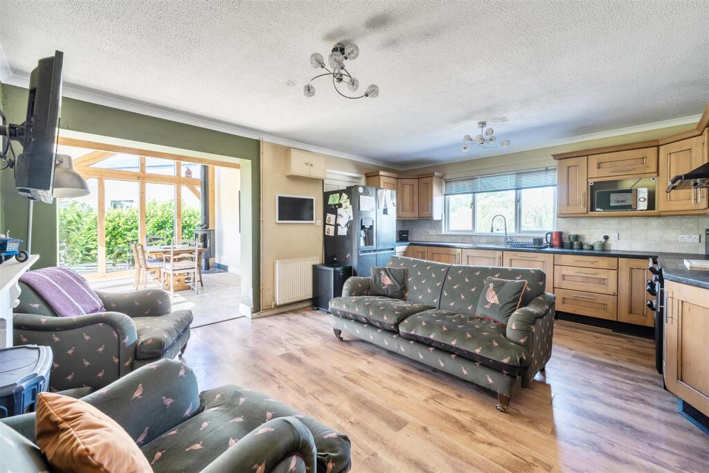 House in Gillingham, Walnut Tree Farm, Bugley - More