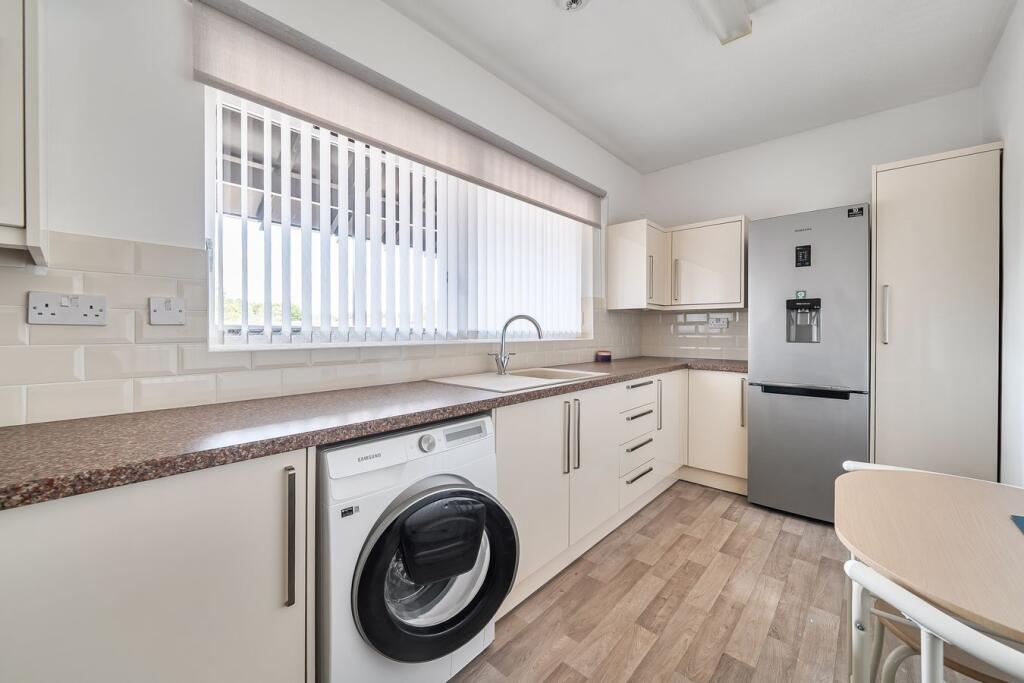 Apartment in Milton Keynes, Willen, Campbell Park - View 5