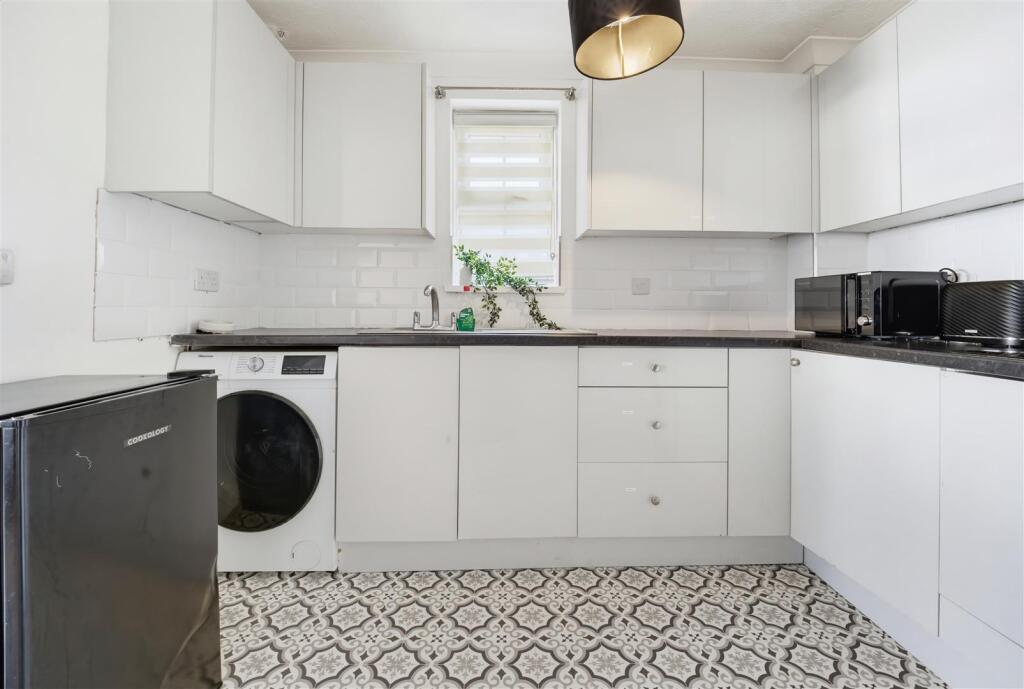 Apartment in London, Heston - More