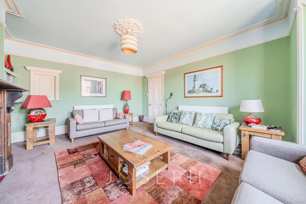 House in Ipswich, California - More