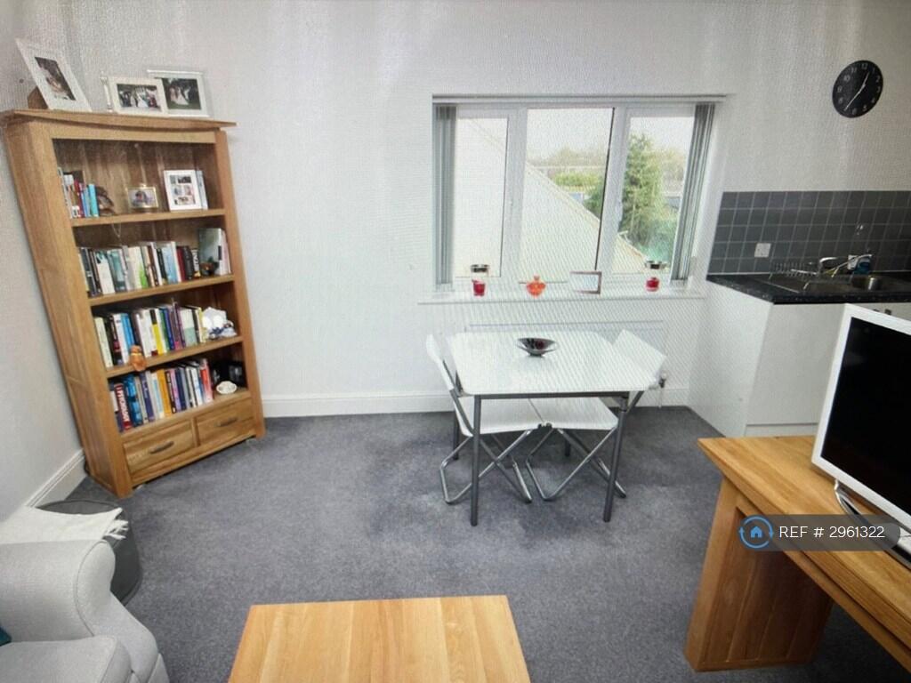 Apartment in Cambridge, Chesterton - View 4