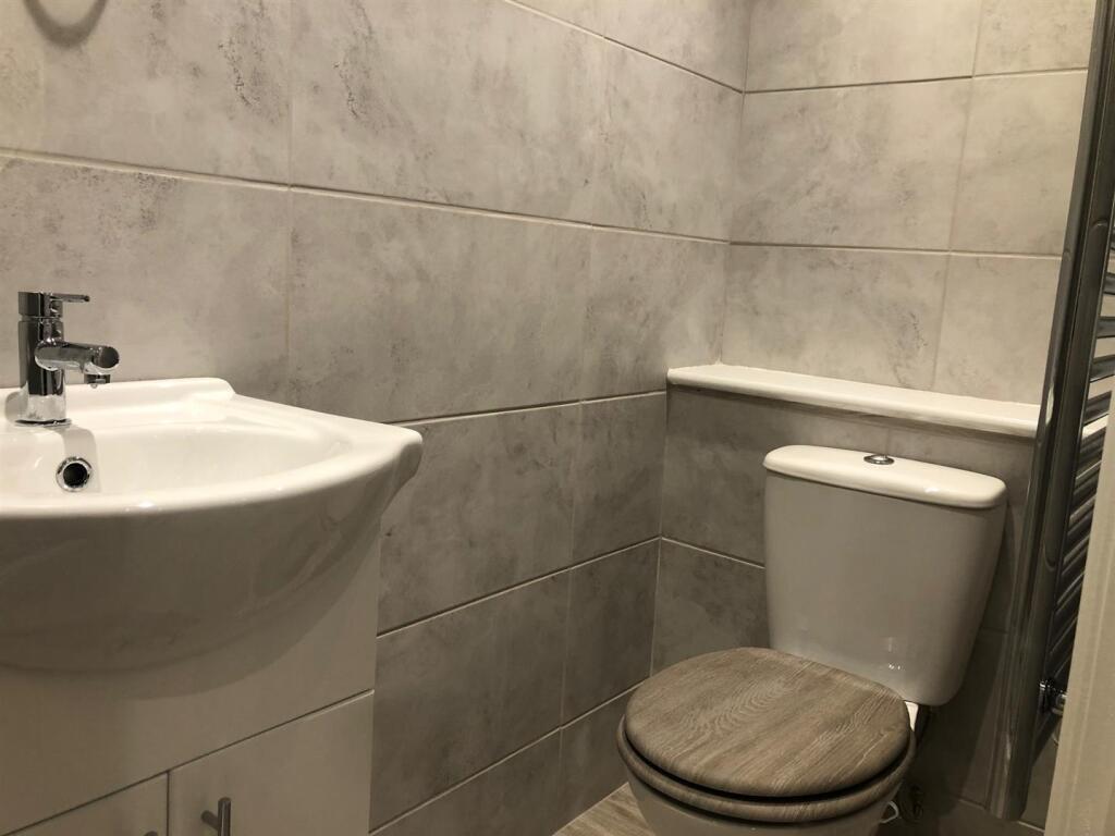 Apartment in Kingston upon Thames - View 5