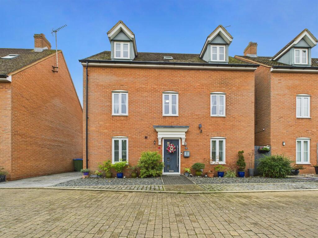 House in Aylesbury, Buckingham Park - View 2