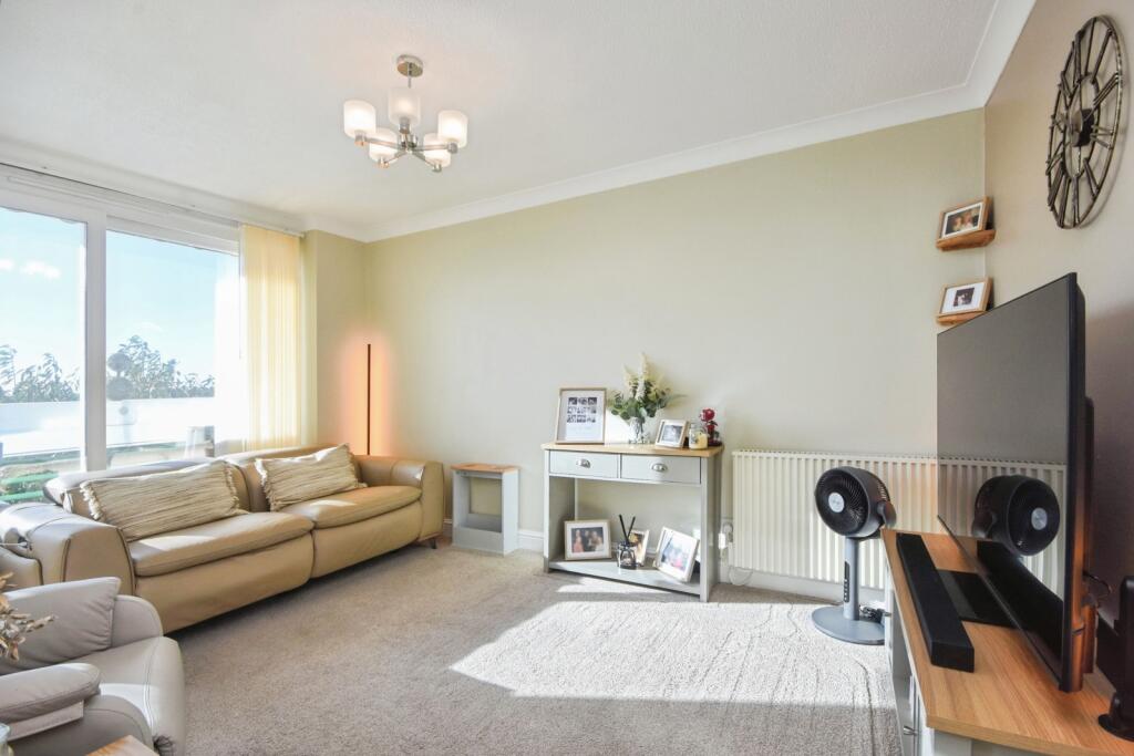 The Vale, Basildon, Essex, SS16 photo 3