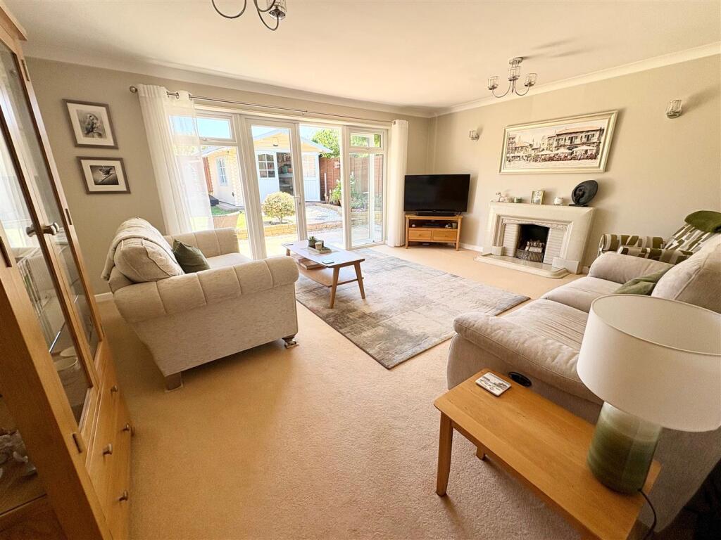 Wincombe Close, Ferndown photo 3